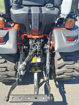 Kleintraktor TAFE 6028 M mit Schaltgetriebe und Kabine